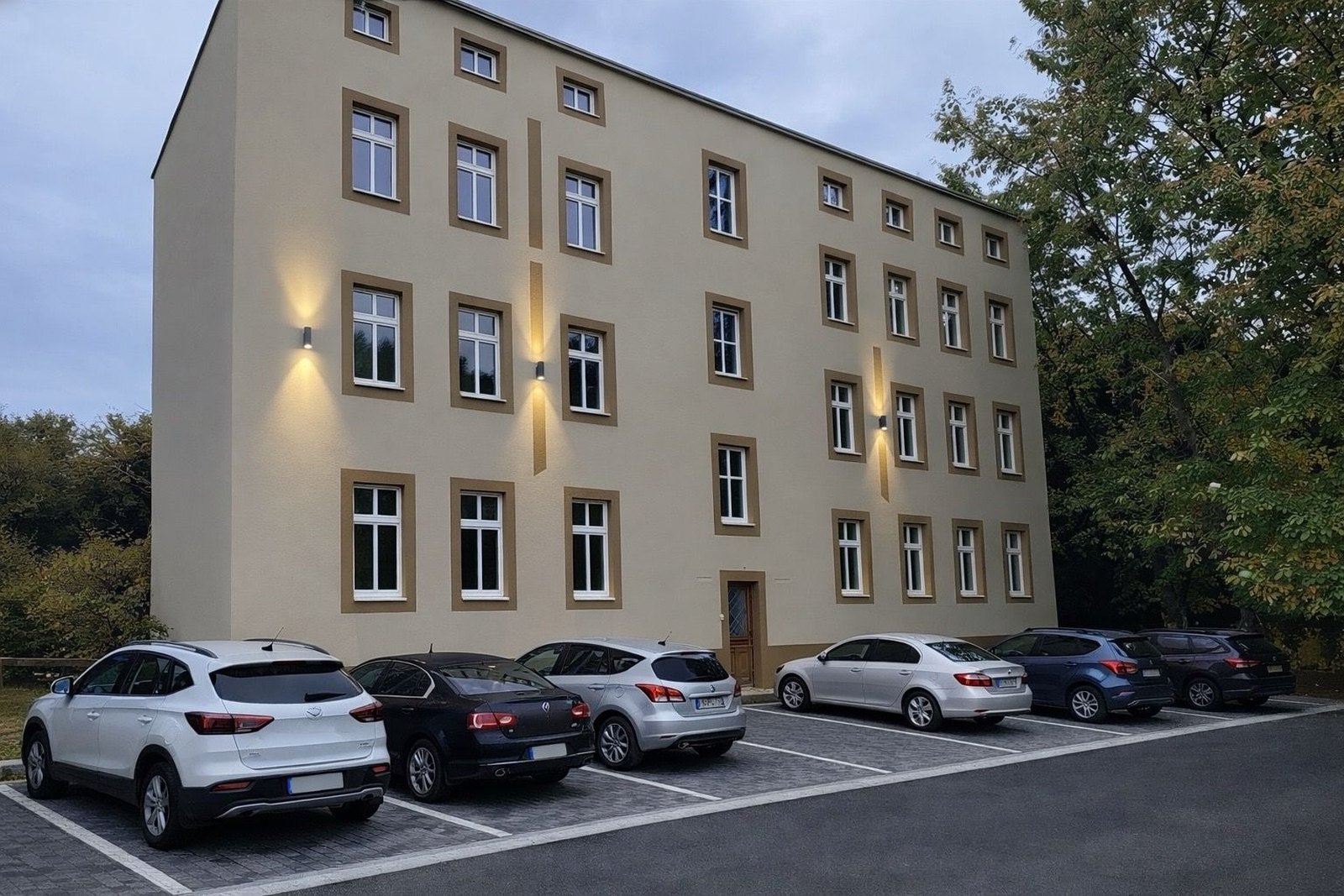 Budynek Goethego 28 od strony parkingu — wyznaczone miejsca postojowe